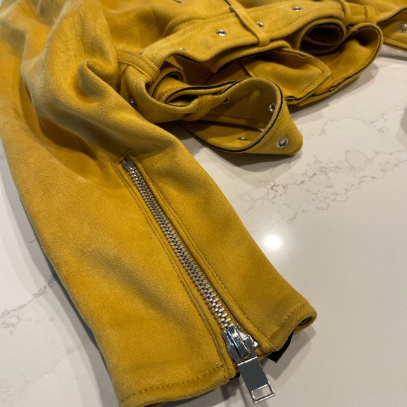 Mustard color jacket that is hip. Designed by Zara Basic Outerwear size small. - Picture 9 of 9
